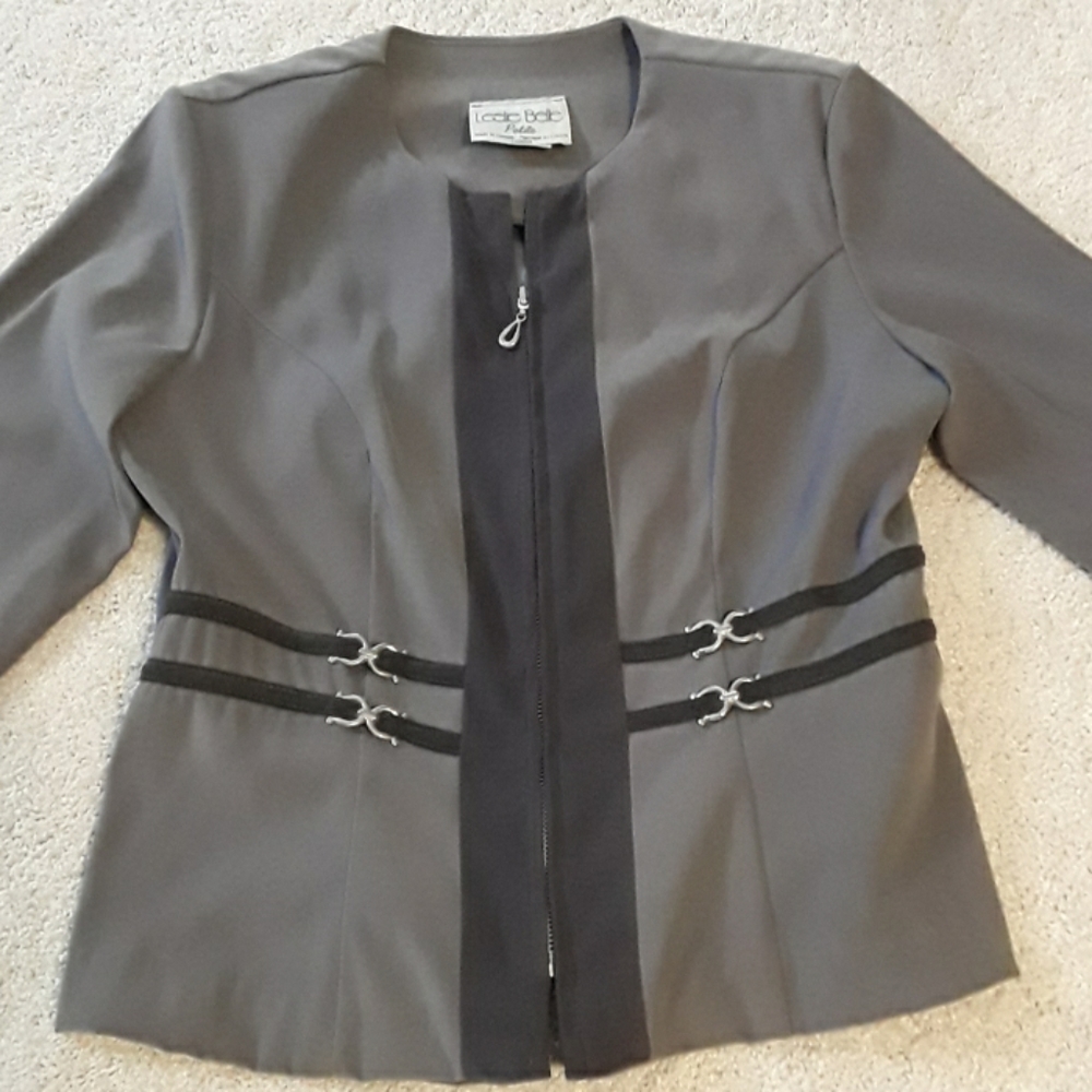 Suit - Picture 4 of 4